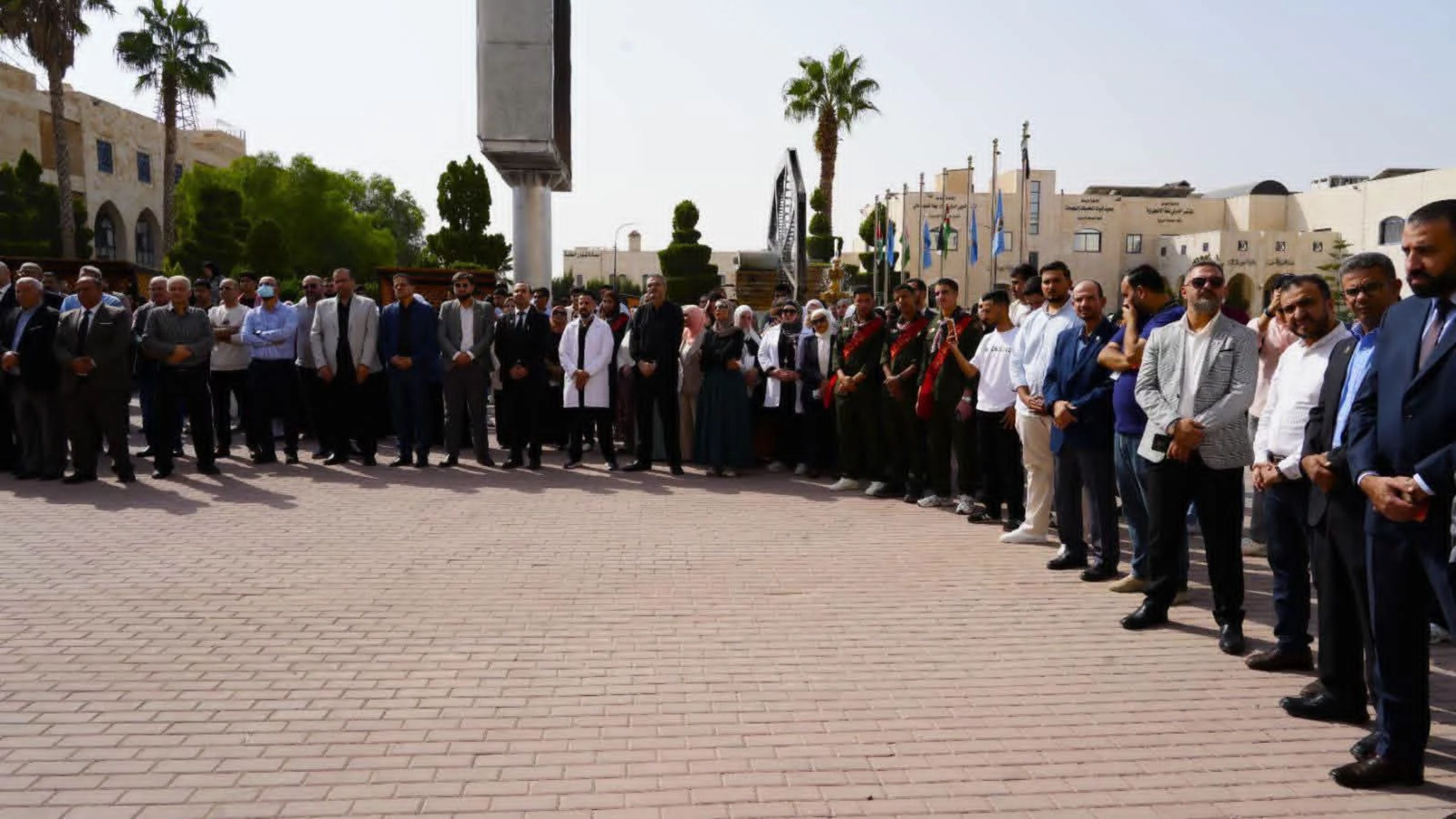 جامعة الزرقاء تنظم وقفة تضامنية للتنديد بالاعتداء الإرهابي على كنيسة الكرك