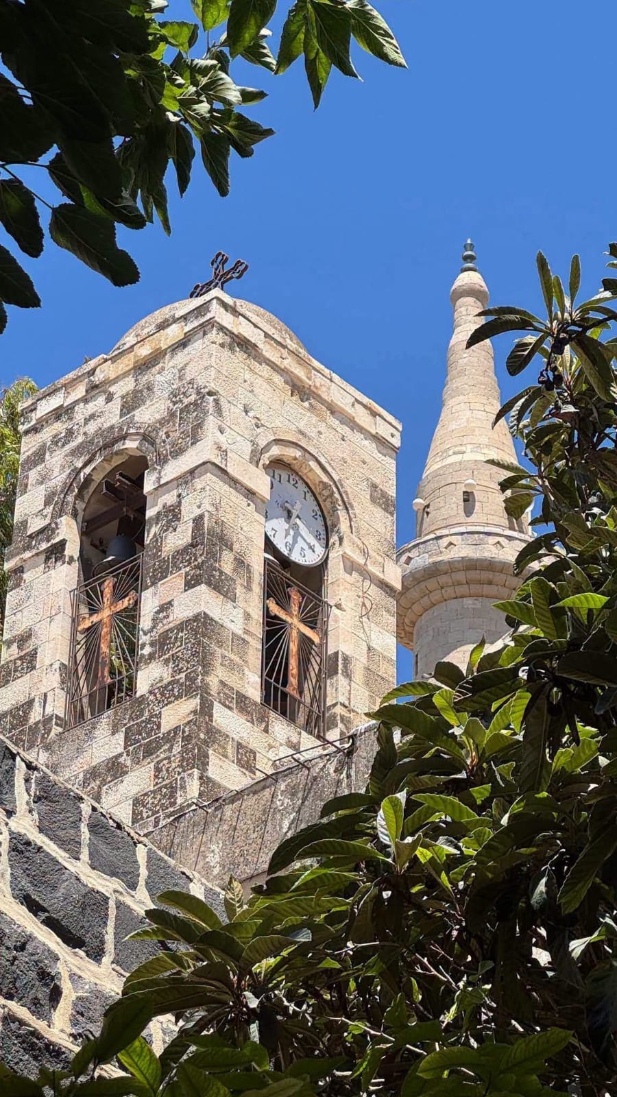 على تل إربد.. المسجد والكنيسة شاهدان على قيم المواطنة والأخوّة والتكاتف الأردني