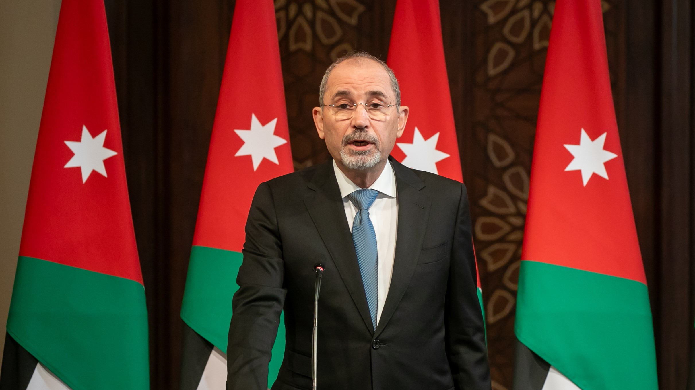 بتوجيهات ملكية..الصفدي يعود مواطنتين أردنيتين أصيبتا خلال هجوم ميليشيا الحوثي على مطار الملك خالد بالسعودية