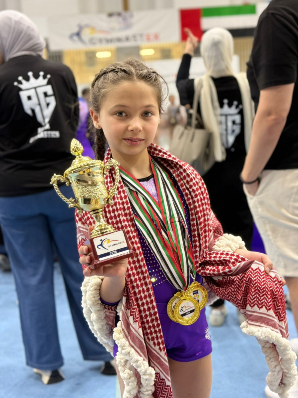 إنجاز أردني مشرّف في دبي. صوفي السلقان تتوّج بالمركز الأول في بطولة GYMNASTEX للجمباز الفني