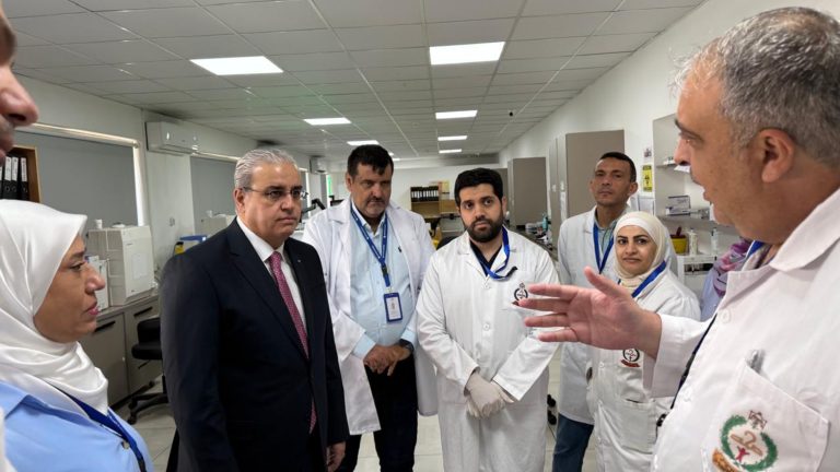 وزير الصحة يطلع على سير العمل والإجراءات المتبعة في المختبرات الرئيسية