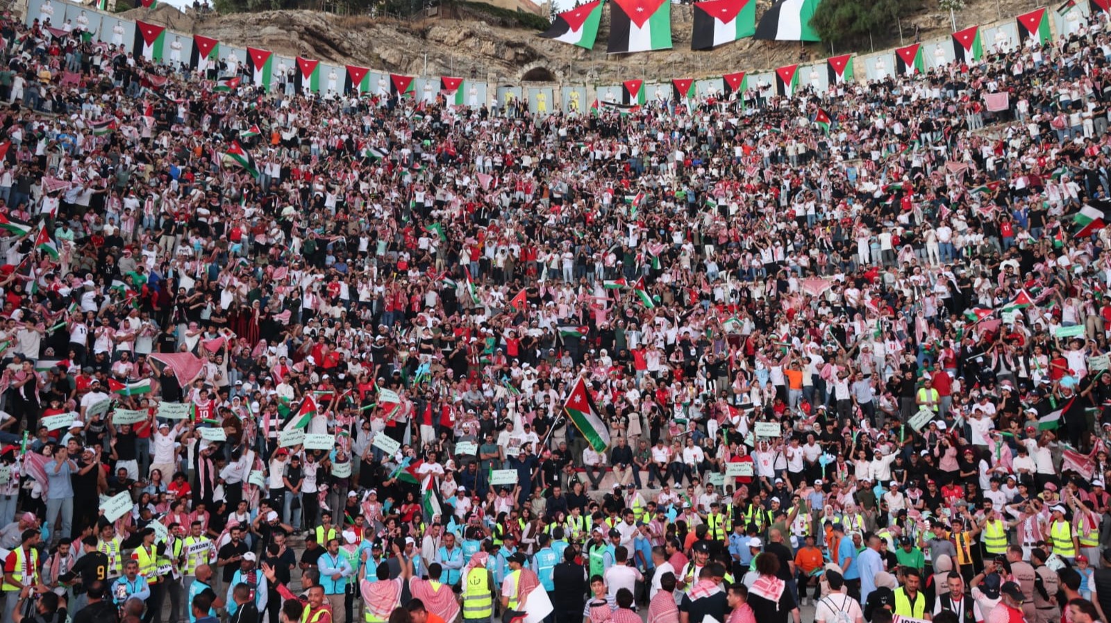 توافد جماهيري مبكر إلى المدرج الروماني لمؤازرة النشامى