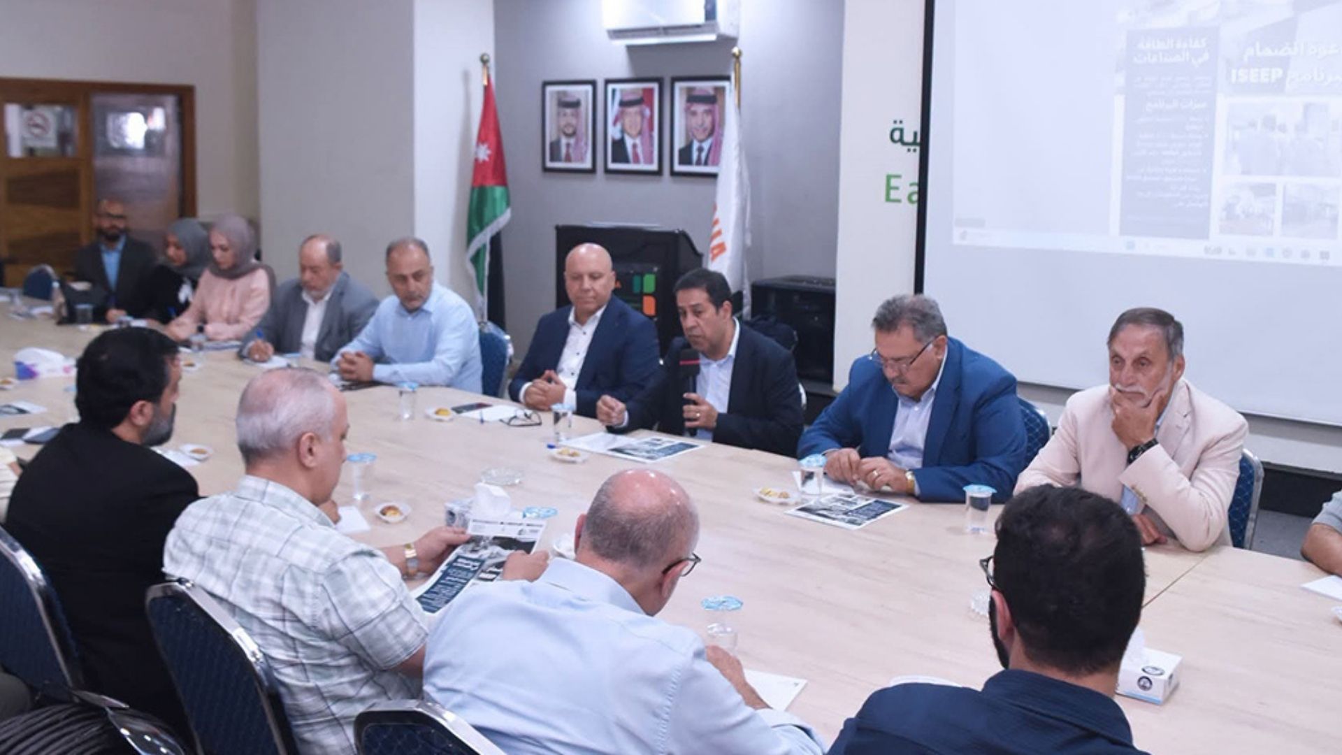 جلسة حوارية حول تعزيز تنافسية القطاع الصناعي من خلال برامج الطاقة