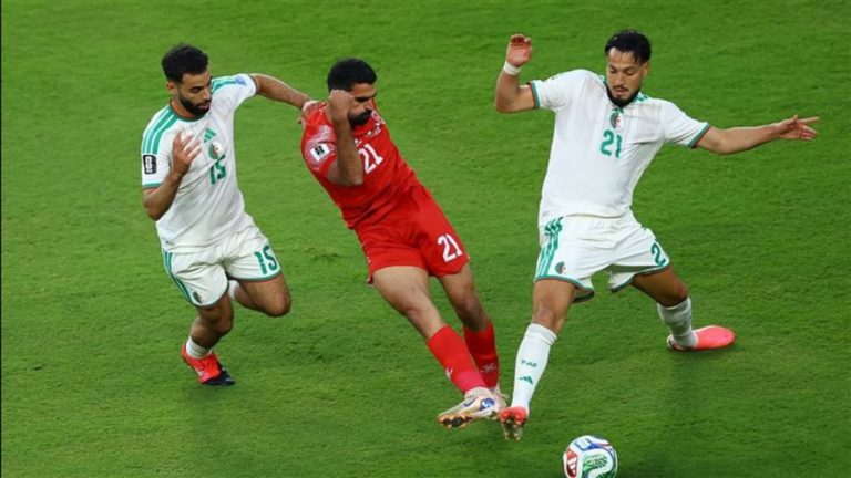 انتهاء مباراة المنتخب الوطني لكرة القدم مع الجزائر 1 إلى 2