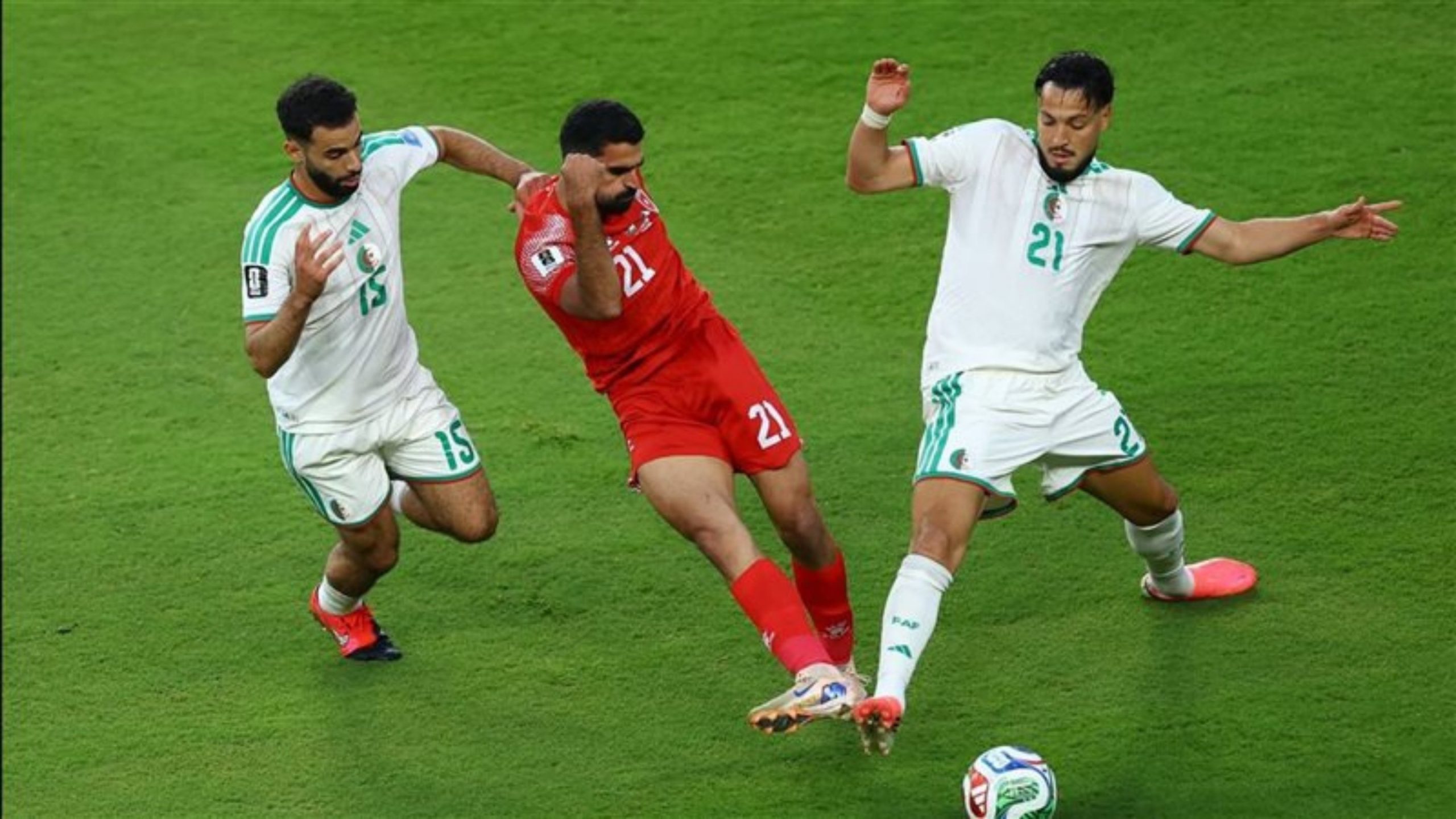 انتهاء مباراة المنتخب الوطني لكرة القدم مع الجزائر 1 إلى 2