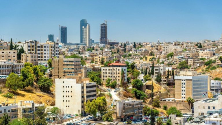 أجواء معتدلة فوق المرتفعات والسهول وحارة في البادية والأغوار والعقبة