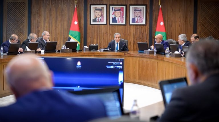 اقتصاديون يثمنون توجهات الحكومة زيادة رواتب الموظفين والمتقاعدين المدنيين والعسكريين