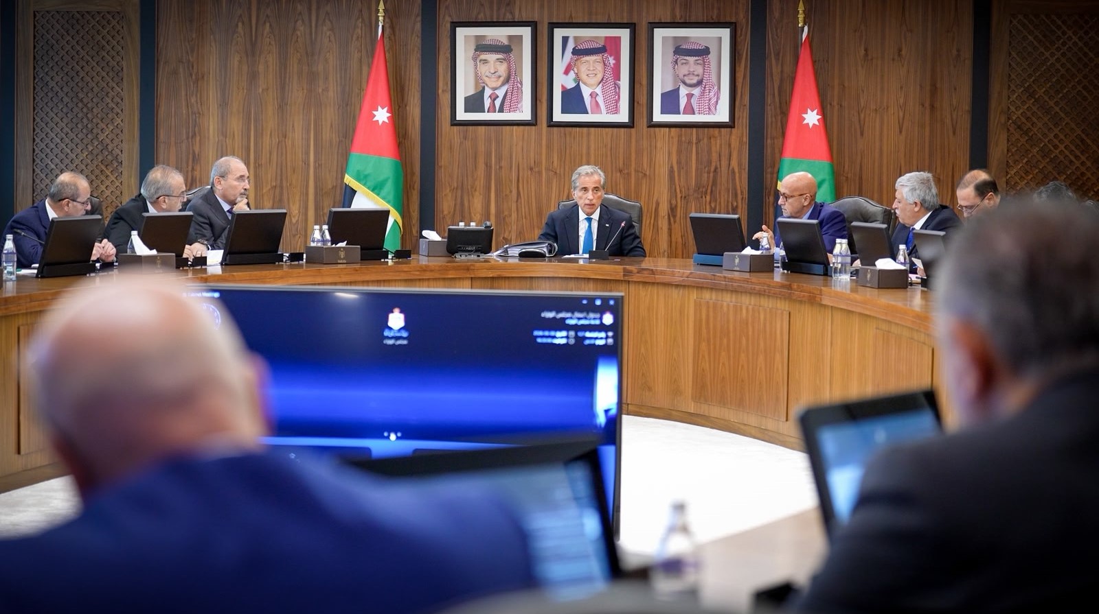 اقتصاديون يثمنون توجهات الحكومة زيادة رواتب الموظفين والمتقاعدين المدنيين والعسكريين