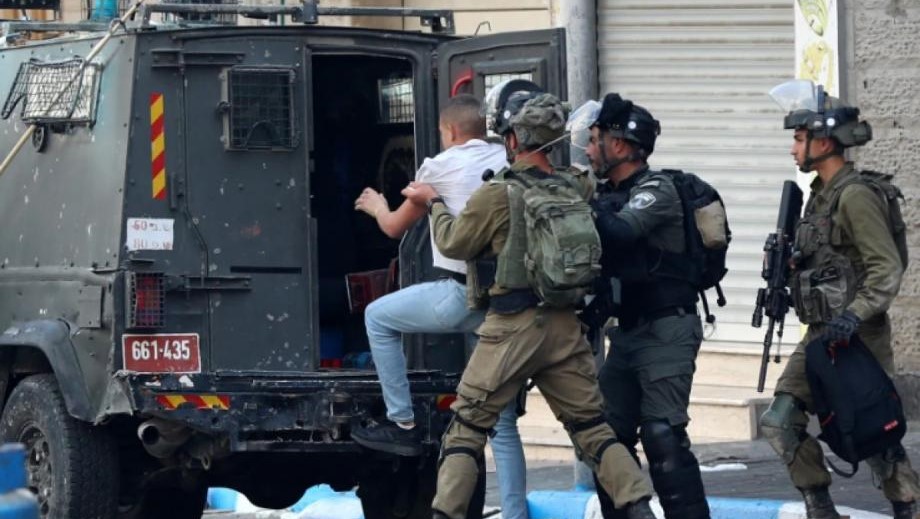 الاحتلال يعتقل 15 فلسطينيا بالضفة