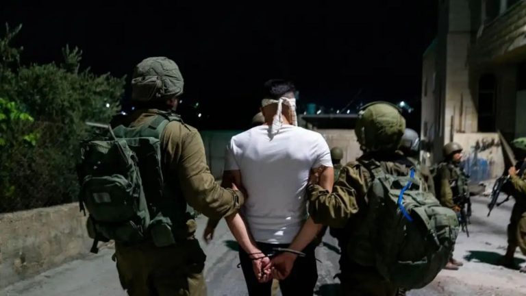 الاحتلال يعتقل 22 فلسطينيا في الضفة الغربية والقدس