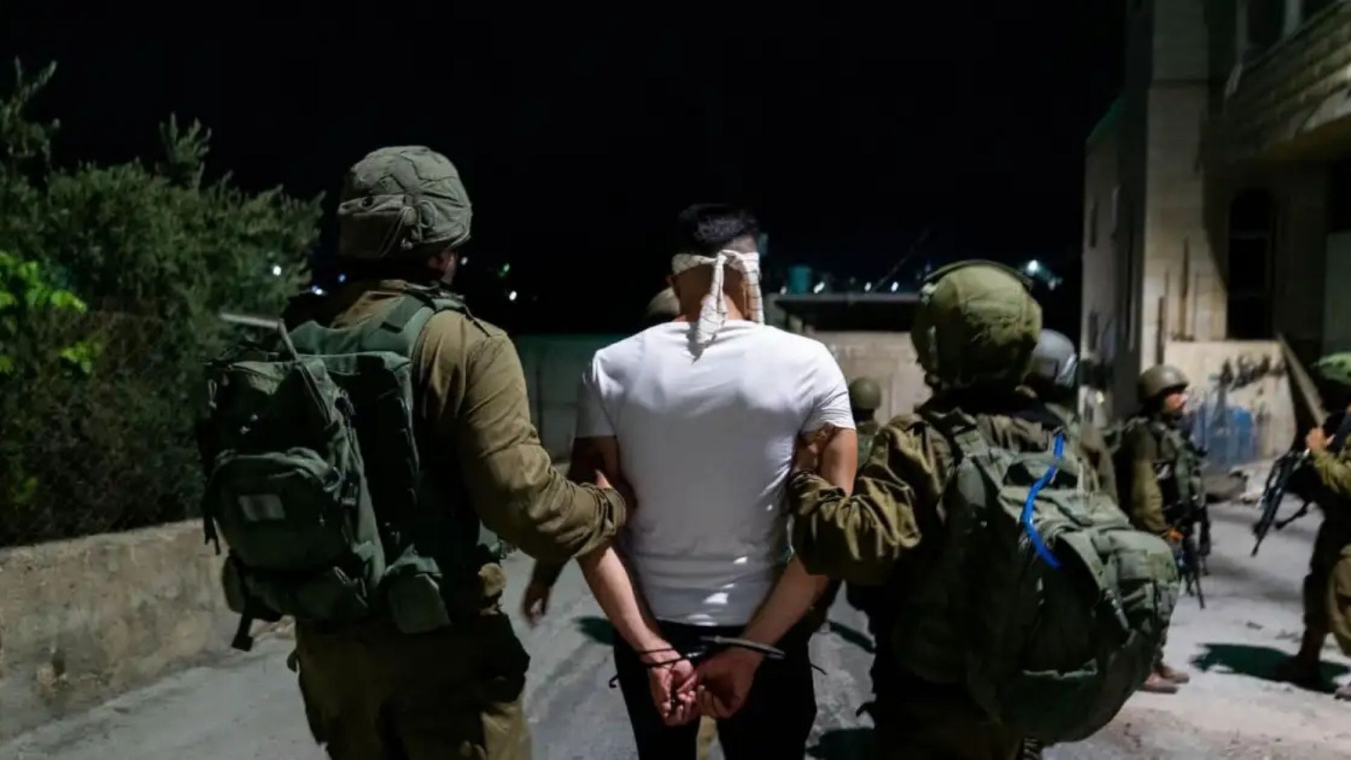 الاحتلال يعتقل 22 فلسطينيا في الضفة الغربية والقدس