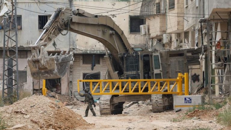 الاحتلال يواصل هدم المنازل ويكثف اعتداءاته في القدس والضفة الغربية