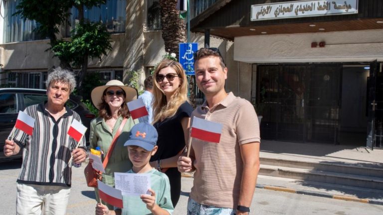 السفارة البولندية تحتفل بعام السكك الحديدية وتنظم رحلة في عمان