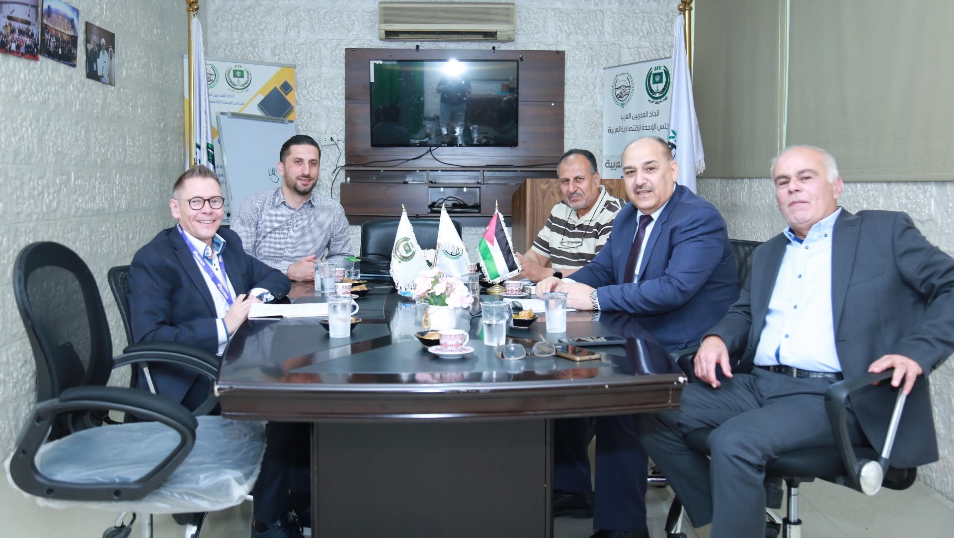 "المدربين العرب" يبحث الشراكة مع بيرسون الدولية