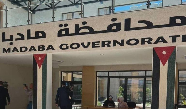 حافلات لنقل المواطنين مجانا إلى مقر محافظة مادبا الجديد