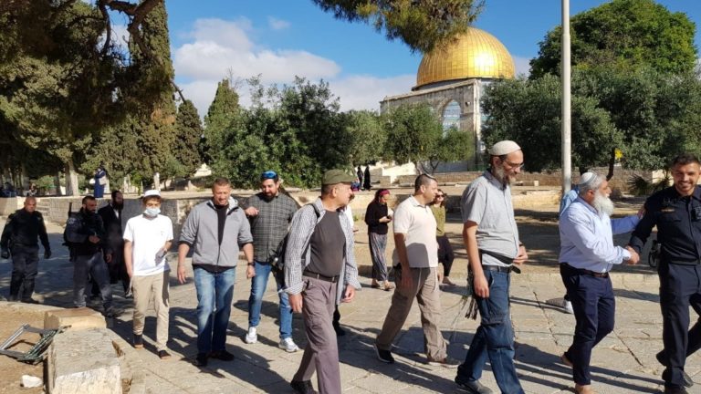عشرات المستوطنين المتطرفين يقتحمون "الأقصى" بحراسة مشددة من شرطة الاحتلال