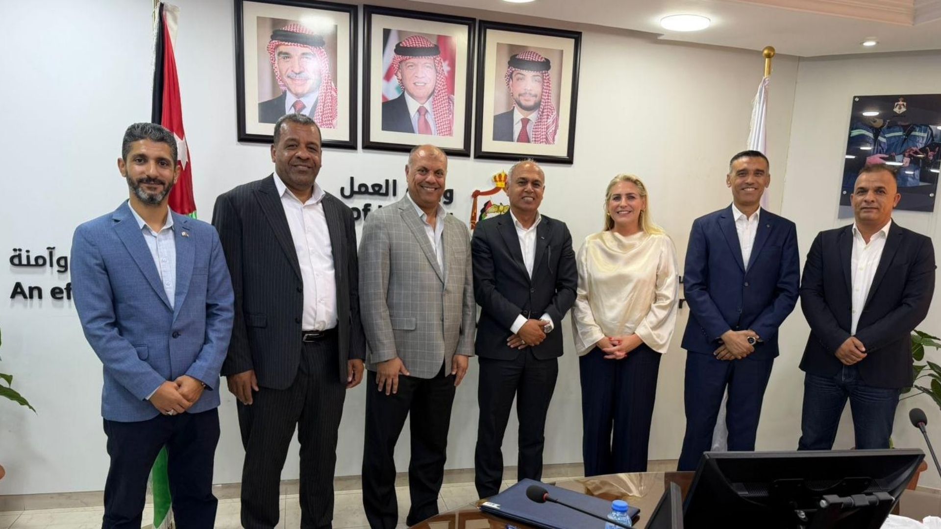 عقد عمل جماعي لتحسين المزايا الوظيفية لـ208 عمال وعاملات