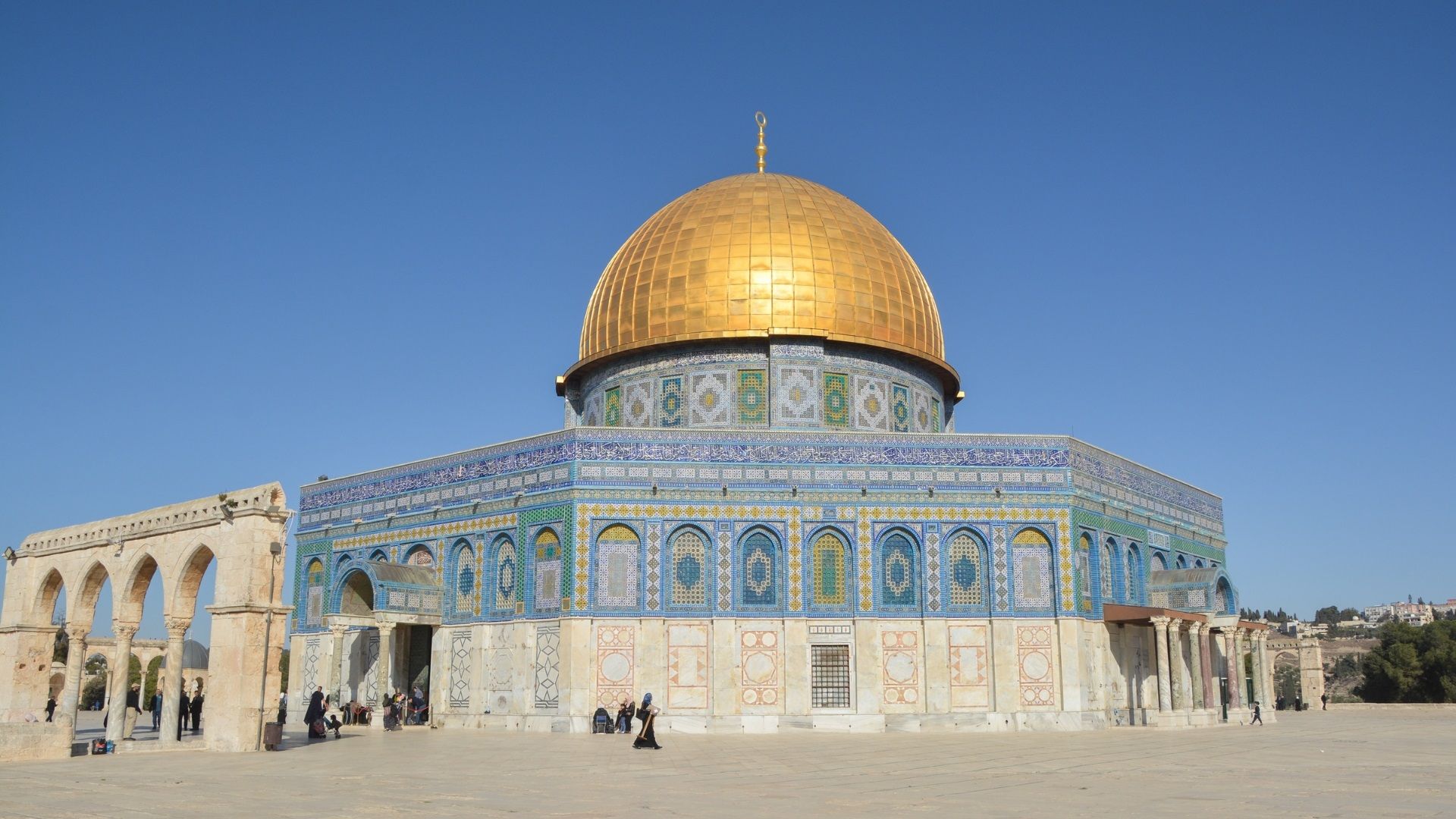 "عين على القدس" يناقش محاولات الاحتلال الاستيلاء على فندق الأقواس السبعة