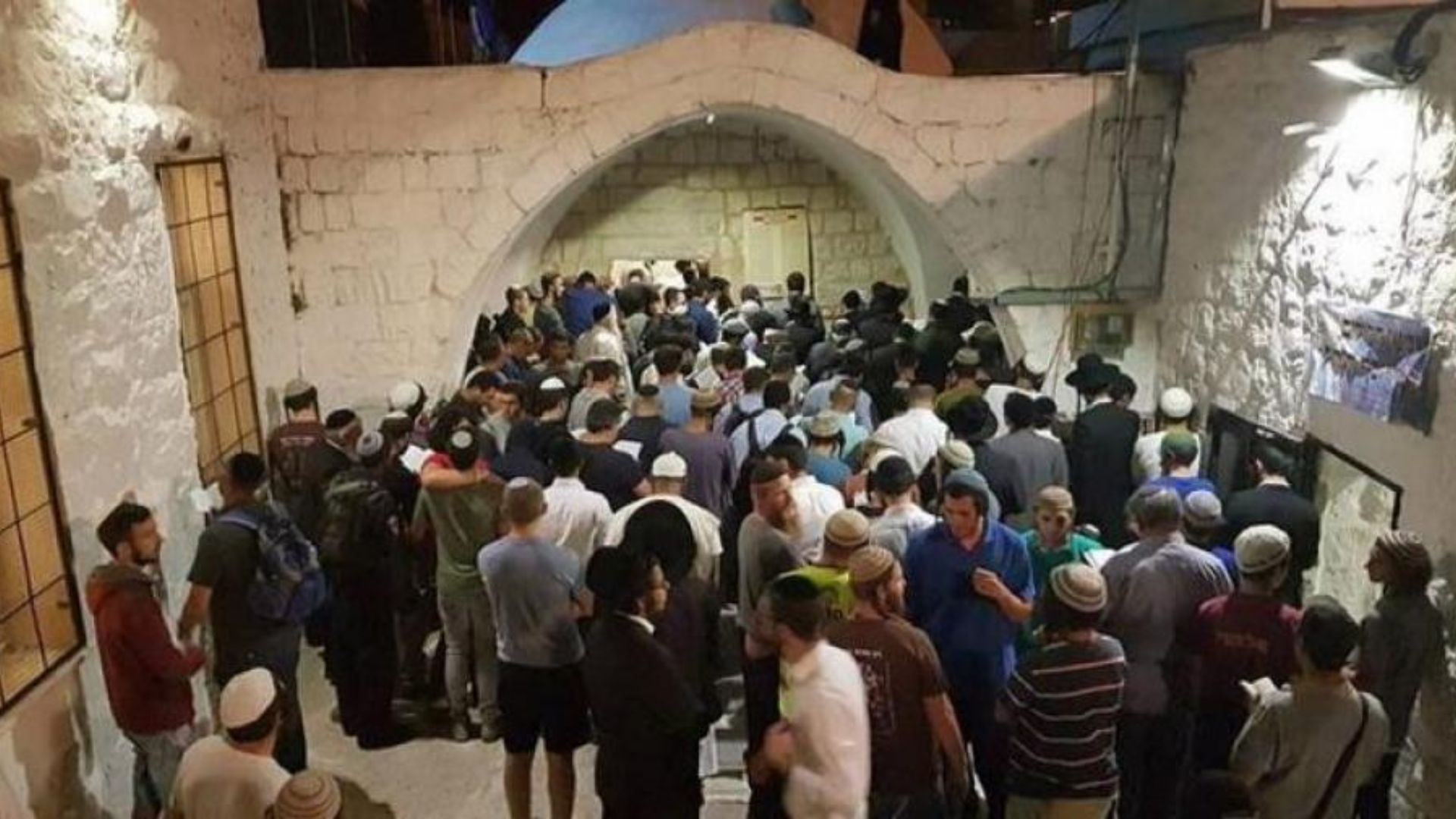 مئات المستوطنين المتطرفين يقتحمون "مقام يوسف" شرق نابلس