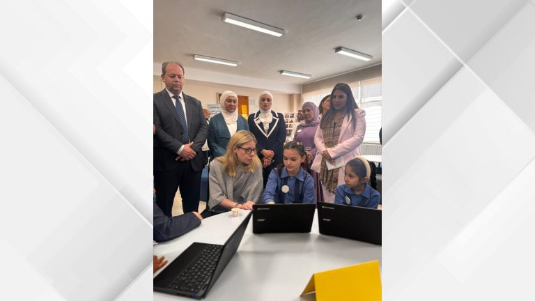 مديرة العمليات في البنك الدولي تطلع على تجربة مدارس الموقر بتوظيف الذكاء الاصطناعي