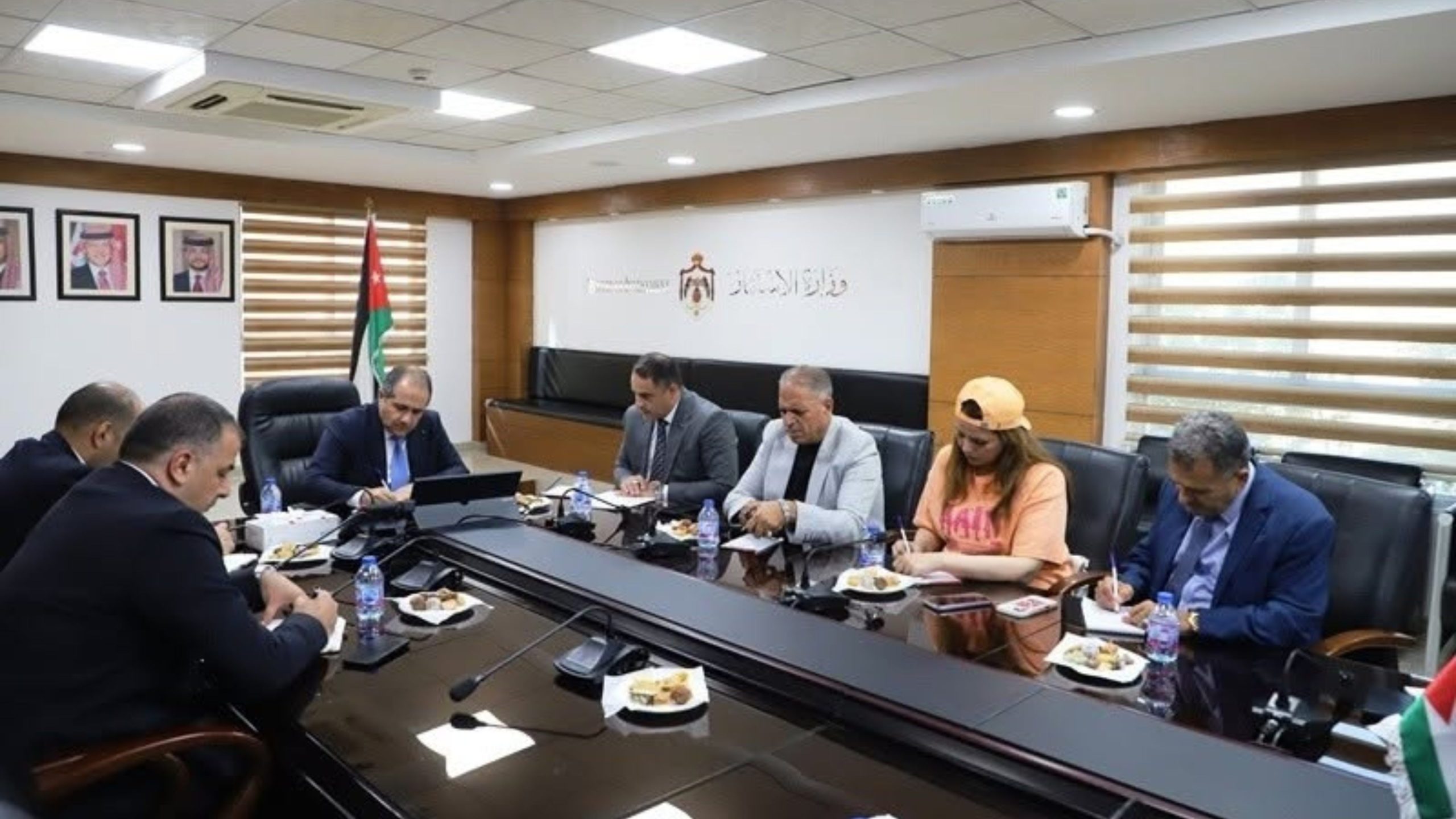 وزير الاستثمار يبحث مع وفد من حزب التغيير البيئة الاستثمارية والمشاريع الاستراتيجية