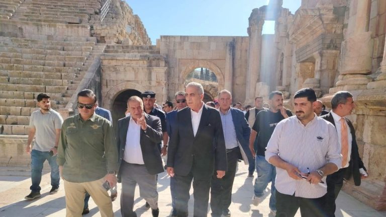 وزير الثقافة يتفقد الموقع الأثري استعدادا لانطلاق مهرجان جرش