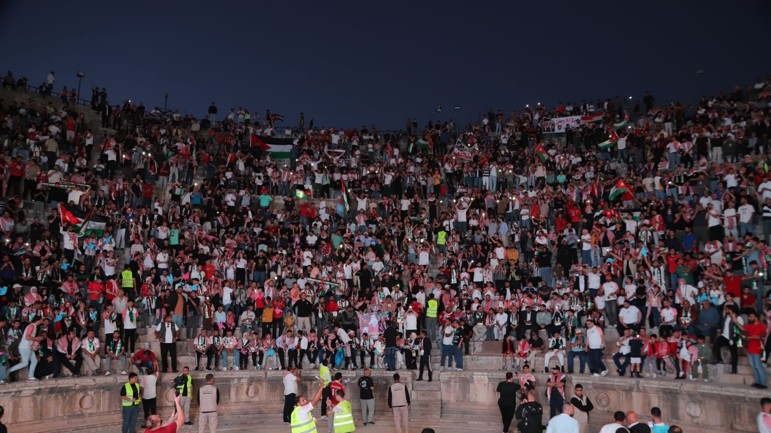 الجماهير الأردنية تتوافد إلى المواقع الأثرية في جرش لمؤازرة النشامى أمام الجزائر