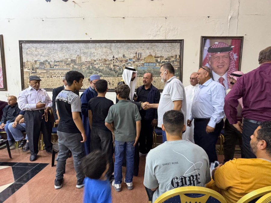 وفد من حزب الإصلاح يقدم واجب العزاء بوفاة الشاب زيد الدماسي إثر حادثة التدافع في المدرج الروماني (صور)