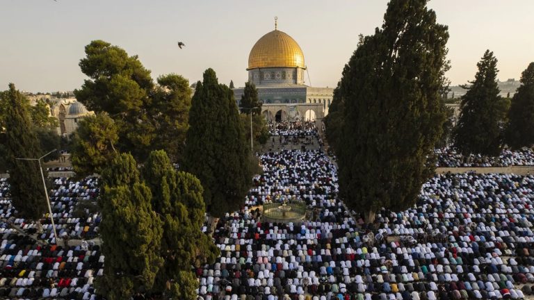 70 ألف مصل يؤدون صلاة الجمعة في المسجد الأقصى