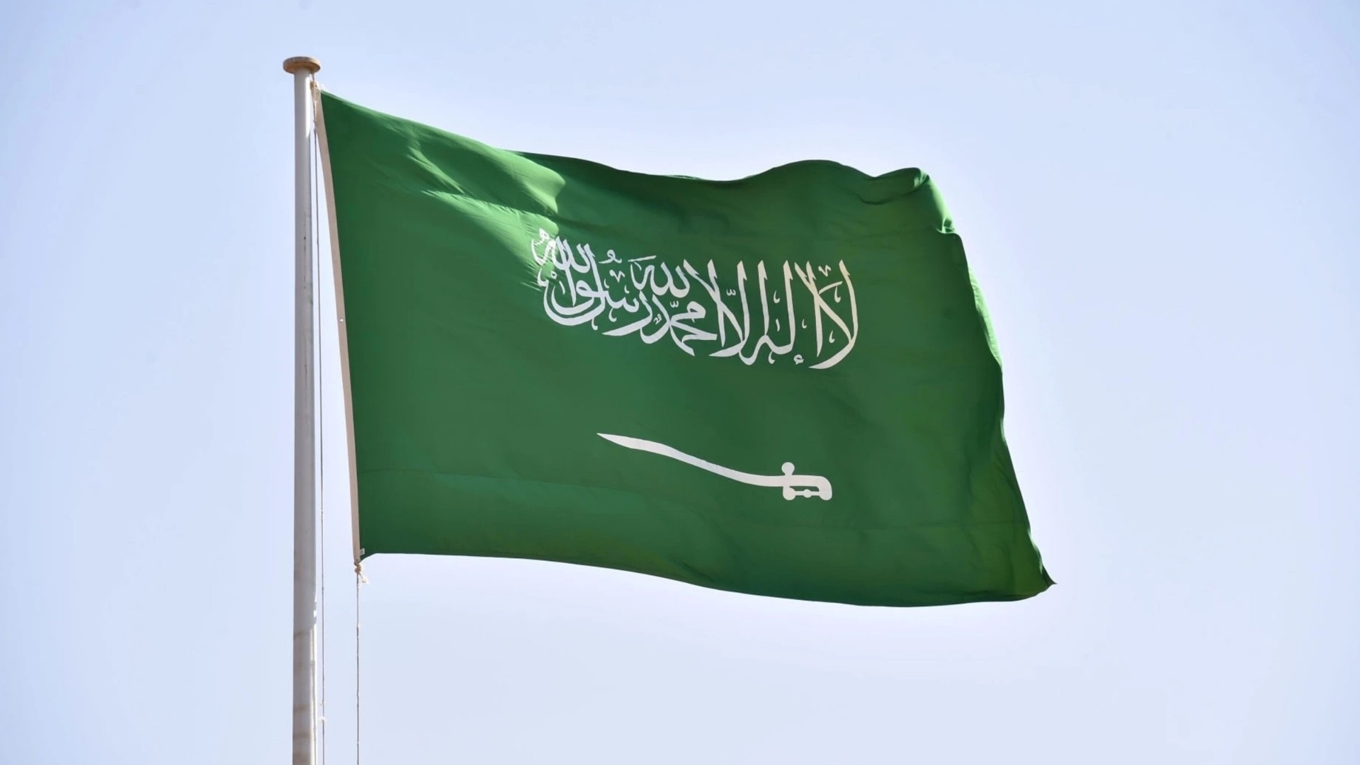 السعودية تعلن استهداف سفينة تابعة لإحدى شركاتها في البحر الأحمر