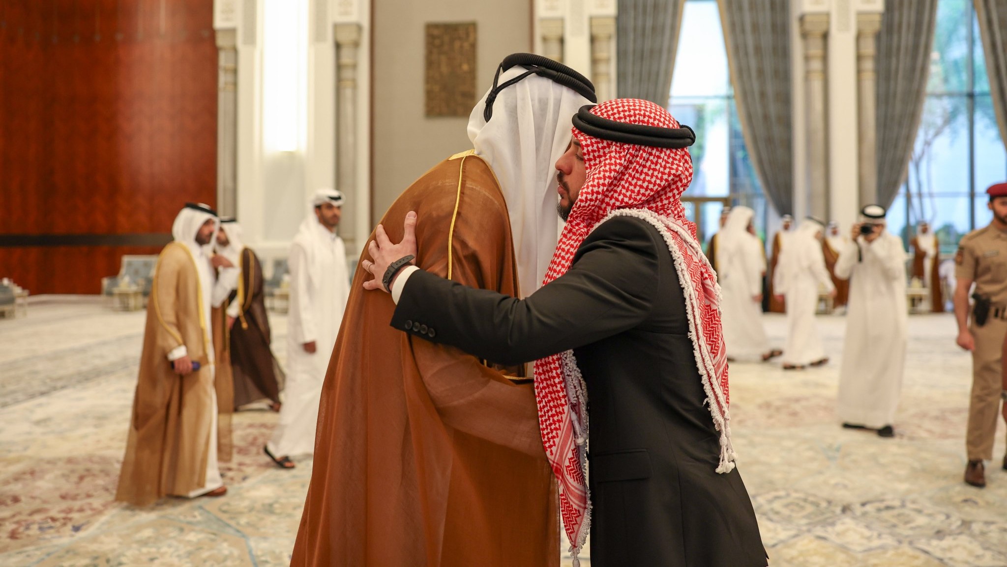 ولي العهد يقدم العزاء إلى أمير دولة قطر بوفاة الشيخ حمد