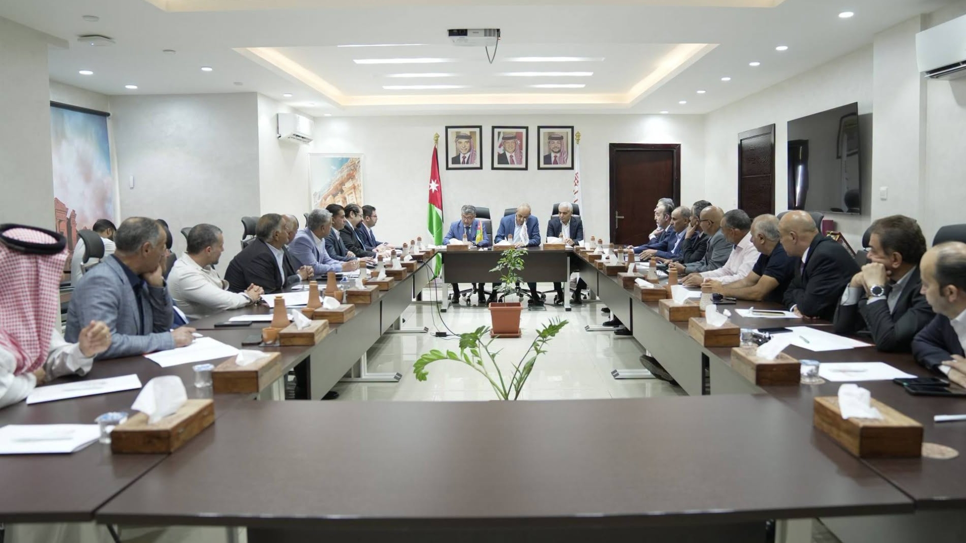 بتوجيهات رئيس الوزراء. وزير السياحة والآثار يبحث في البترا إجراءات عاجلة لدعم القطاع السياحي