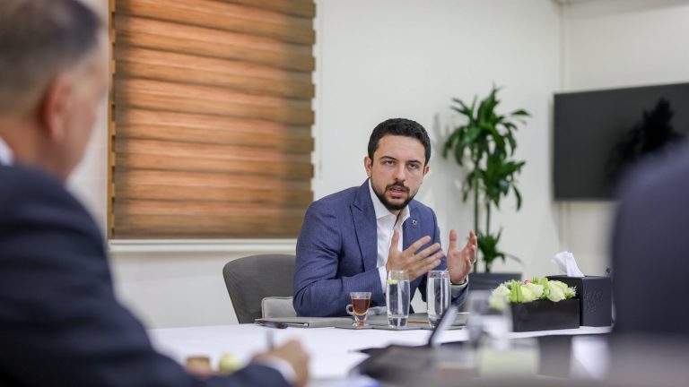 ولي العهد يؤكد أهمية استكمال أتمتة خدمات دائرة الأحوال المدنية والجوازات