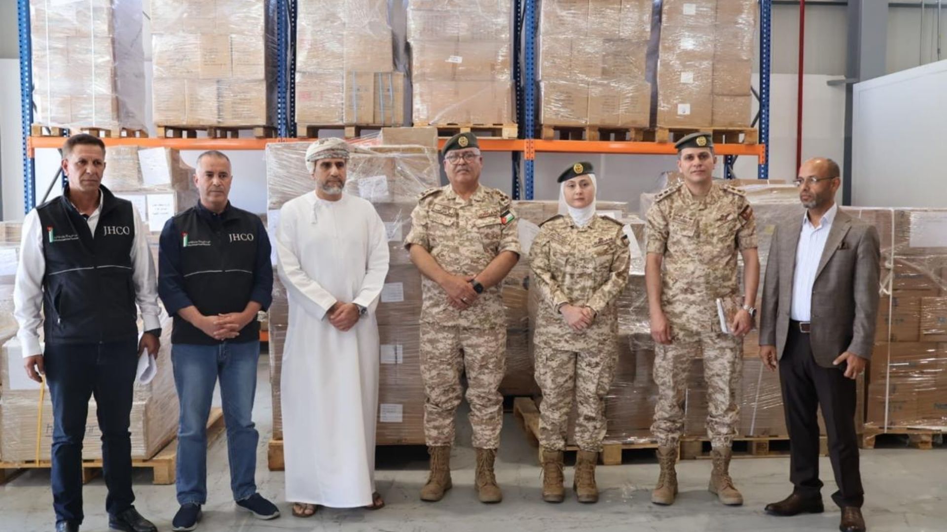 القوات المسلحة تتسلّم مساعدات طبية من سلطنة عُمان