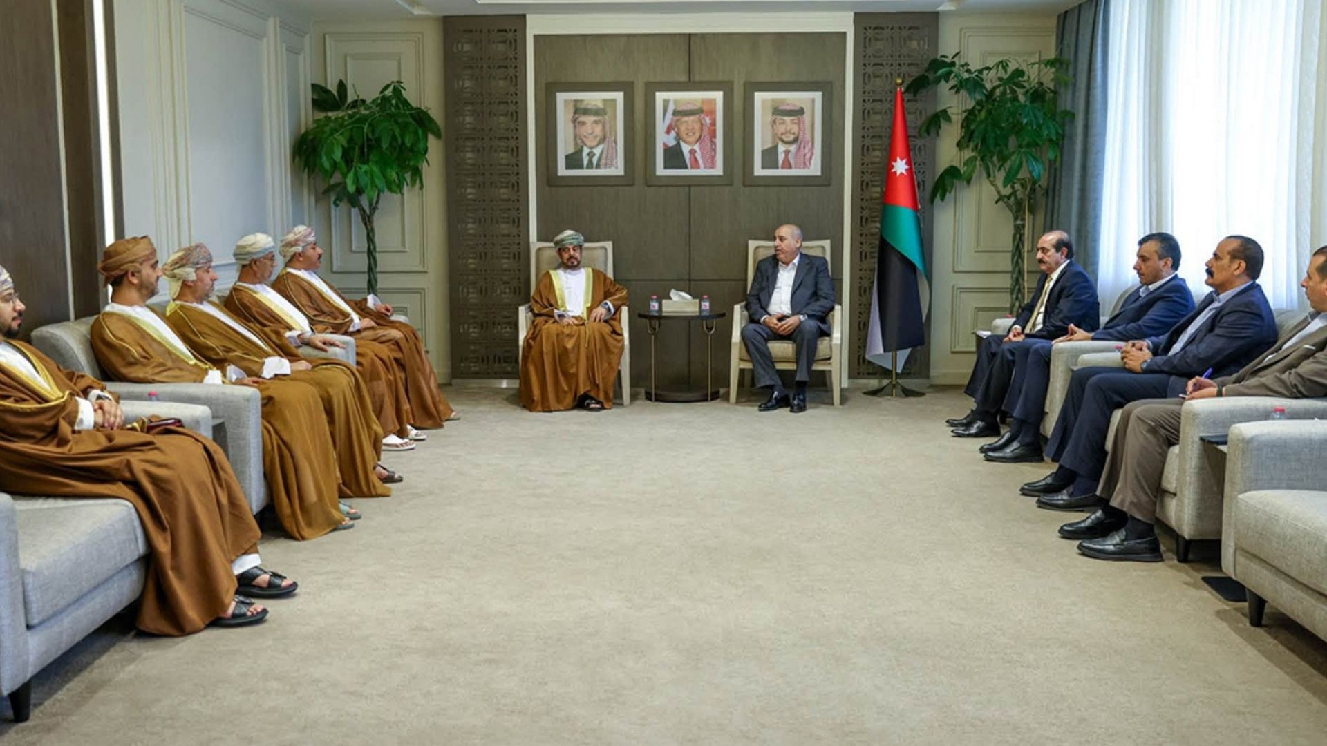 رئيس "النواب" يلتقي رئيس وأعضاء اللجنة القانونية في مجلس الدولة العُماني