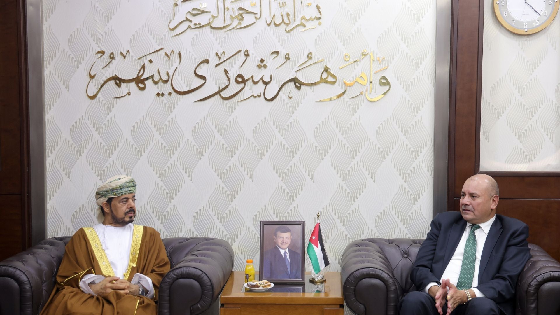 وزير الشؤون السياسية يلتقي وفد اللجنة القانونية في مجلس الدولة العُماني