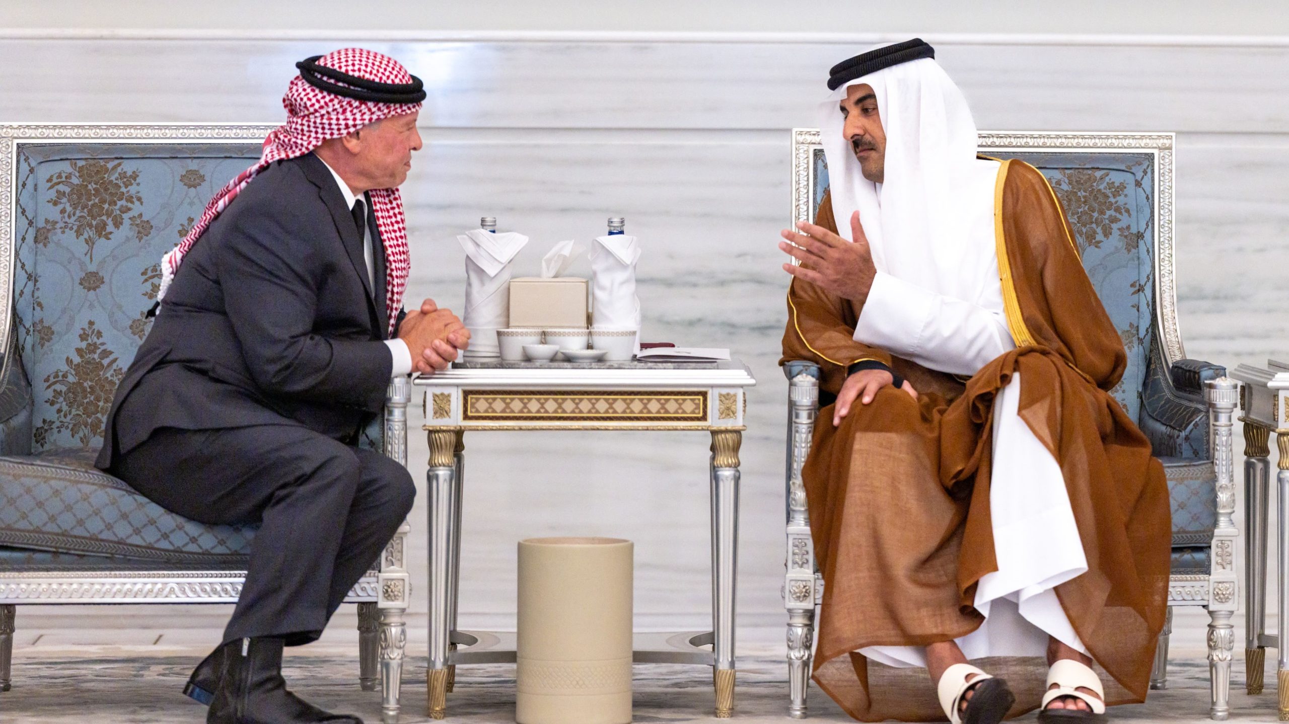 الملك يقدم العزاء إلى أمير دولة قطر بوفاة الشيخ حمد