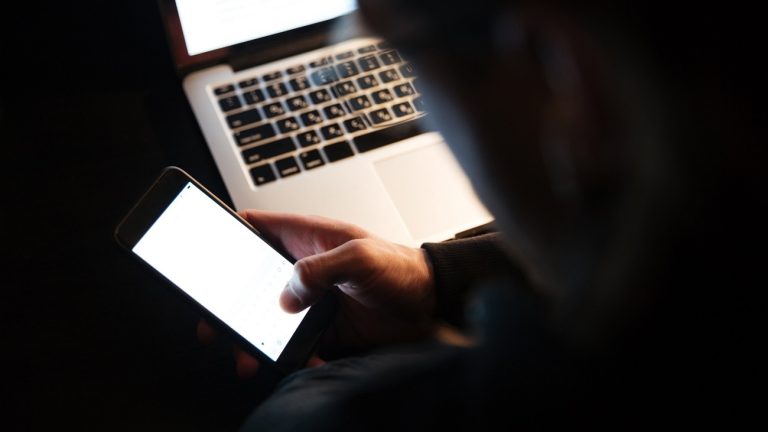 الجرائم الإلكترونية تُحذر من التعامل مع صفحات احتيالية تروج لبيع هواتف بالأقساط وبأسعار مغرية