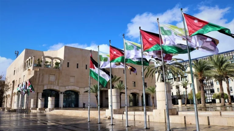 الأمانة تبدأ أعمال تعبيد ليلية في شارع الملكة علياء
