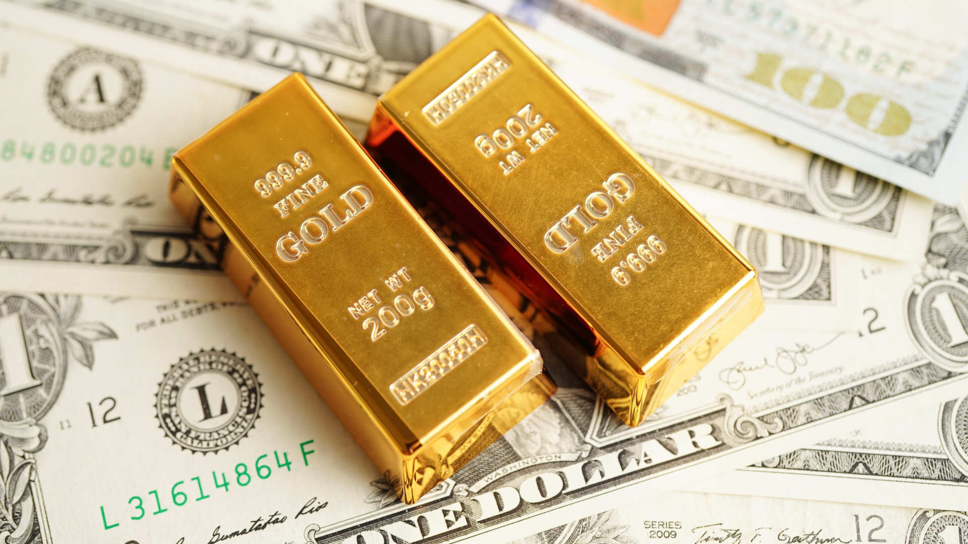 انخفاض أسعار الذهب مع استقرار مؤشر الدولار عالميا