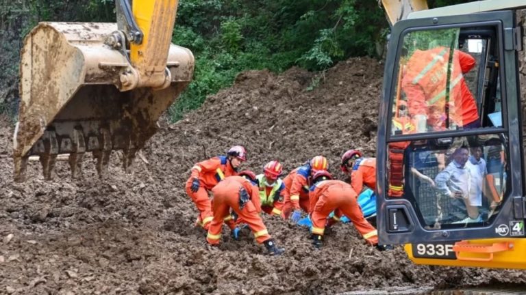 مقتل 15 شخصا جراء انزلاقات تربة في الفيلبين
