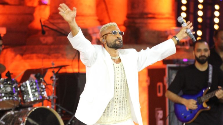 وسط تفاعل جماهيري كبير.الفنان أحمد سعد يحقق حلمه بالوقوف على مسرح جرش