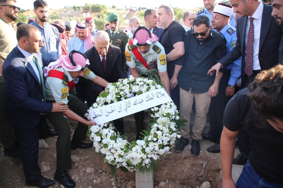 العيسوي يشارك في تشييع جثمان مدير الدفاع المدني الأسبق وينقل تعازي الملك وولي العهد لذويه (صور)