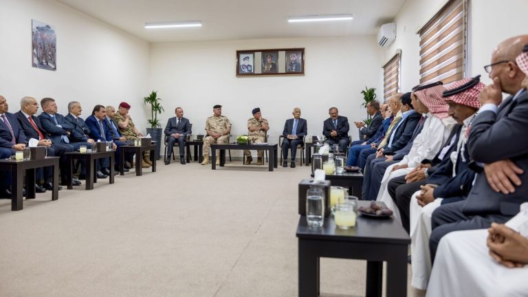 الملك يلتقي مجموعة من رفاق السلاح