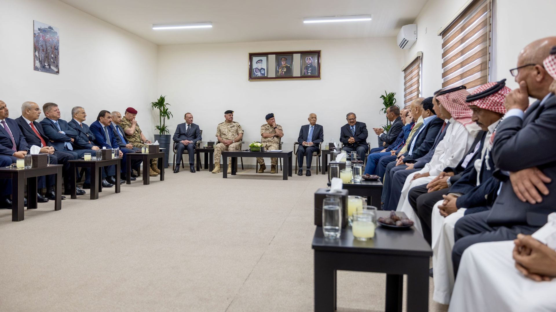 الملك يلتقي مجموعة من رفاق السلاح
