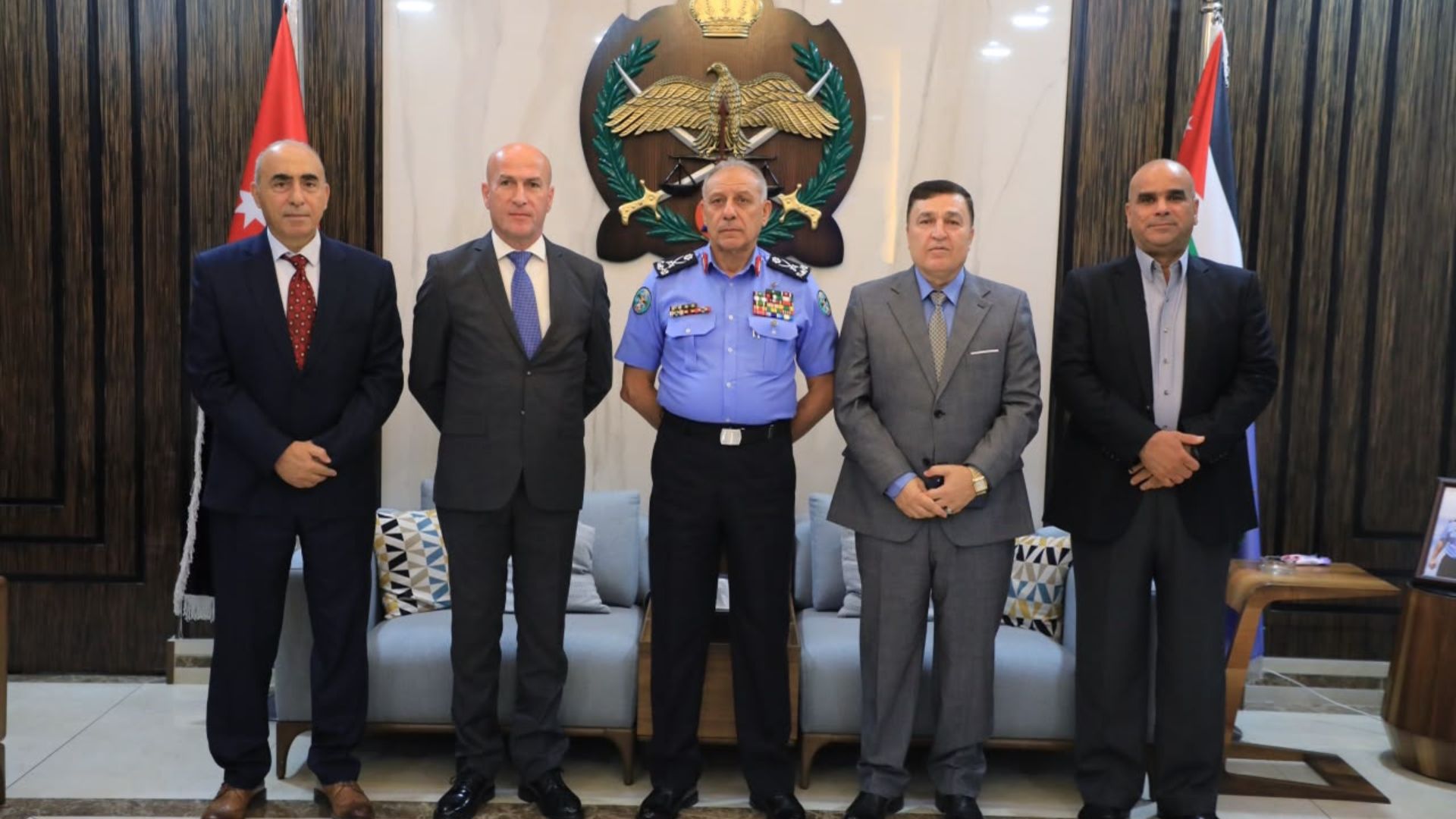 المعايطة يكرم عددا من كبار الضباط المتقاعدين