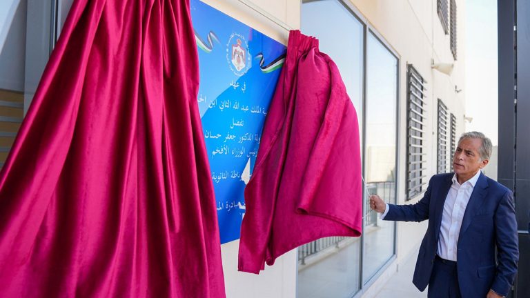 مع مطلع العام الدِّراسي الجديد. رئيس الوزراء يفتتح مدرسة غرناطة الثانوية ويتفقد عدة مواقع خدمية في البادية الشمالية الشرقية والغربية