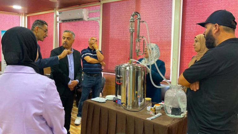 دورة تدريبية حول استخراج الزيوت من النباتات العطرية والطبية