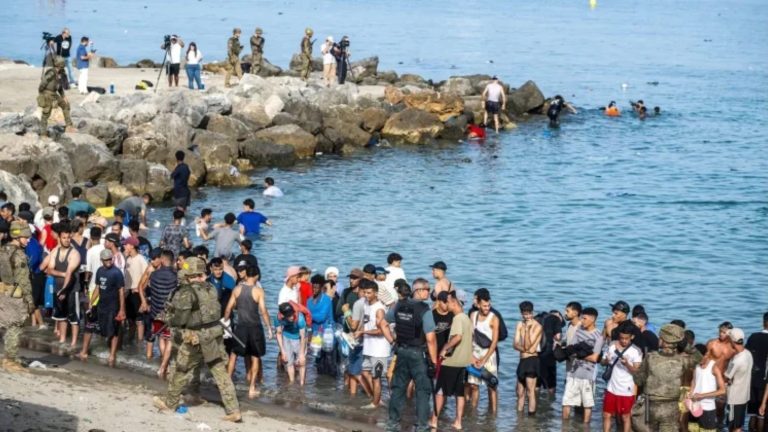 المغرب يعلن في حصيلة رسمية أولى وفاة 11 مهاجرا في طريقهم إلى سبتة