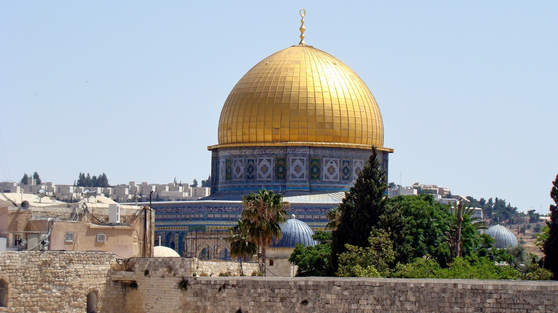 الاحتلال الإسرائيلي يجدد إبعاد المفتي العام للقدس والديار الفلسطينية عن الأقصى لمدة 6 أشهر